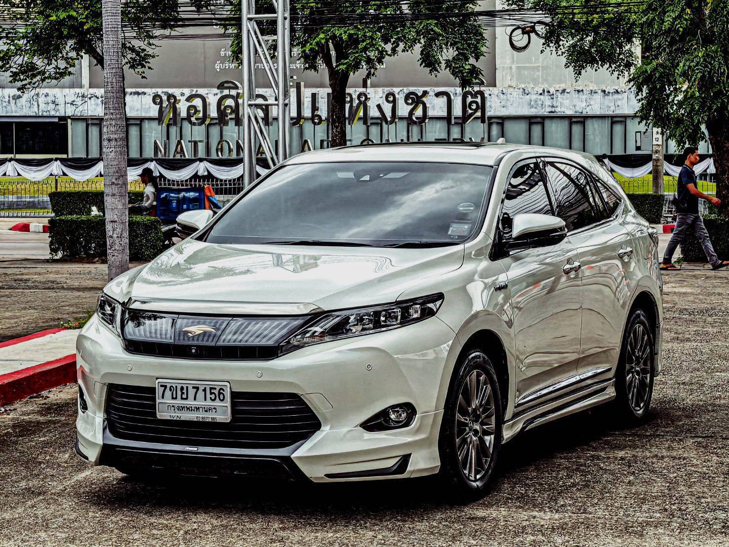 TOYOTA Harrier 2.5 Hybrid E-Four